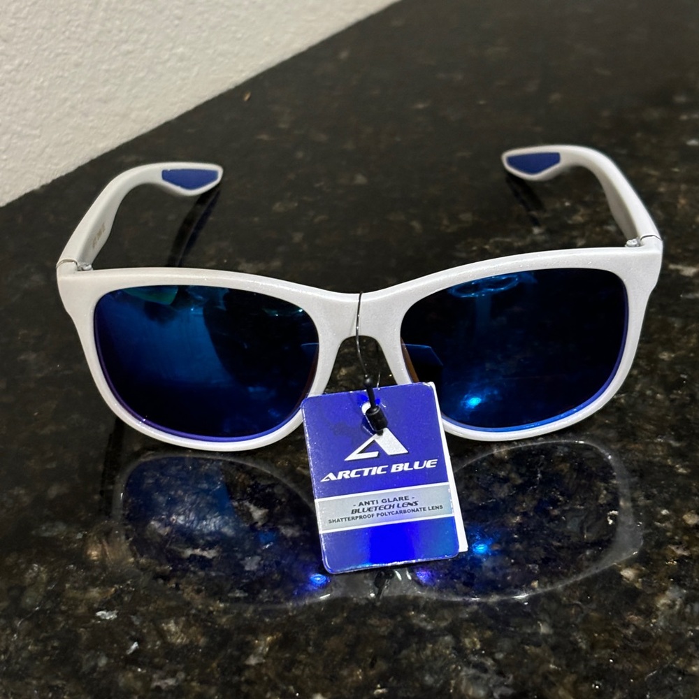 White Sunglasses (Pearl Shimmer)